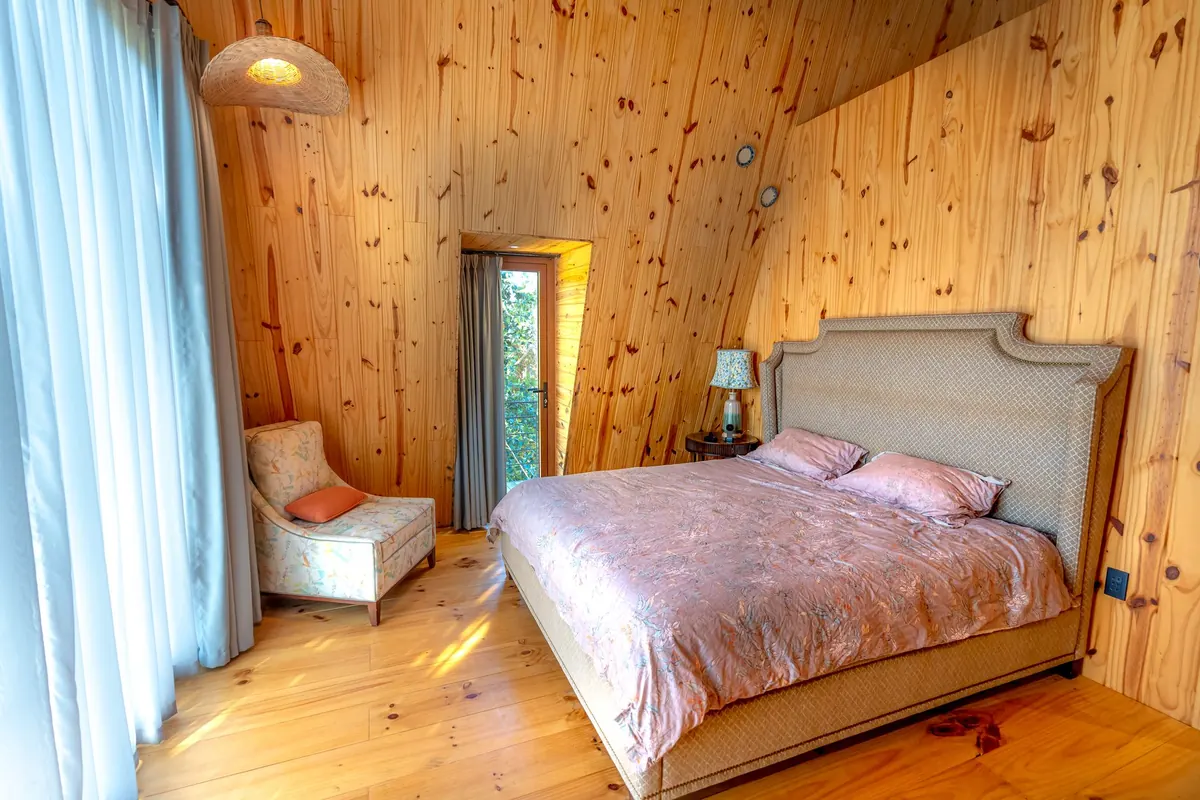 Creating a Cozy Cottage Bedroom: Layering Linens, Lighting, and Vintage Finds